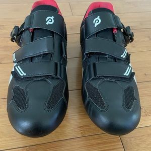 Men’s Peloton Cycling Clip in shoes. 1 middle strap not attached. See photos.